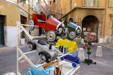 Küçük çocuklar tarafından kullanılabilen arabalar