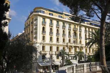 Büyük bir binanın dekoratif cephesi