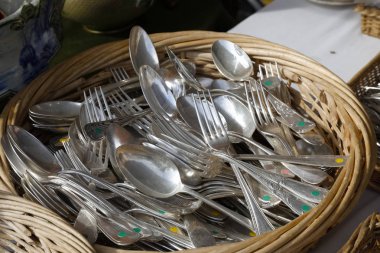 Yuvarlak hasır sepette çatal bıçak takımı