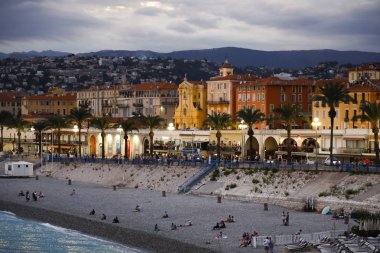 Deniz tarafından çeşitli binaların geç akşam görünümü