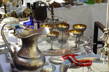 Birçok çeşitli ürün bir bit pazarında satışa