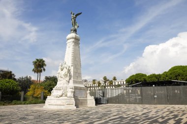 Anıt bronz bir kadın heykeli ile taçlandırıldı