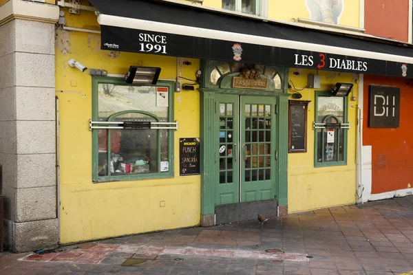 Green door to the restaurant — Stock Photo, Image