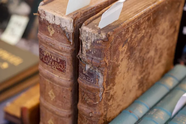 Vieux livres dans un stand de brocante — Photo