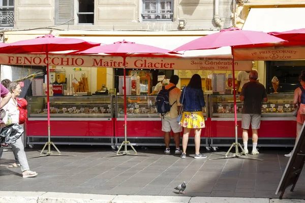 Café al aire libre con helado en Niza — Foto de Stock