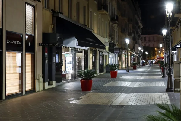 Vista noturna de uma rua estreita — Fotografia de Stock