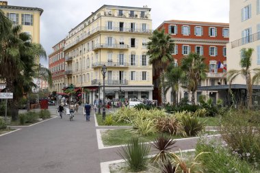 Küçük bir parkın arkasındaki tenement evleri