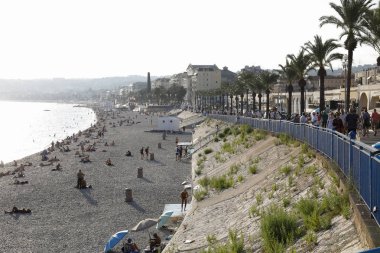 Güneş nice kıyılarında yavaşça batıyor