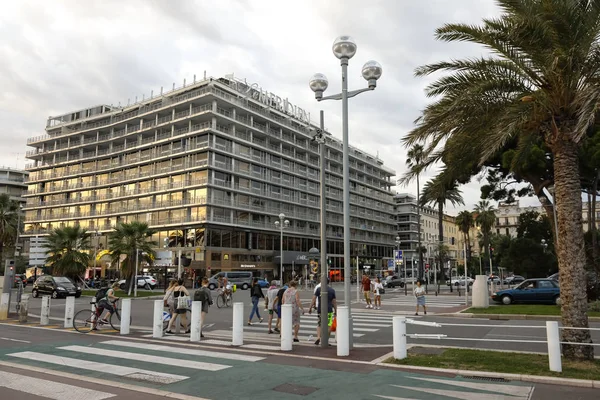 La luce della sera colora l'edificio — Foto Stock