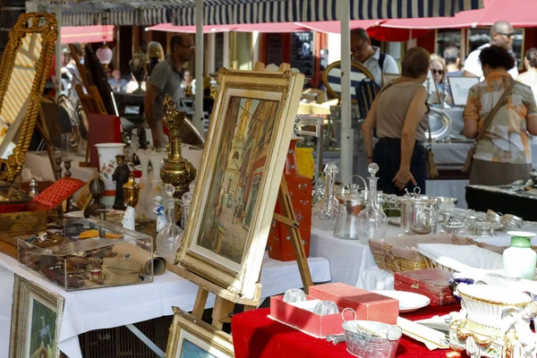 Het ingelijste schilderij te koop in de rommelmarkt — Stockfoto