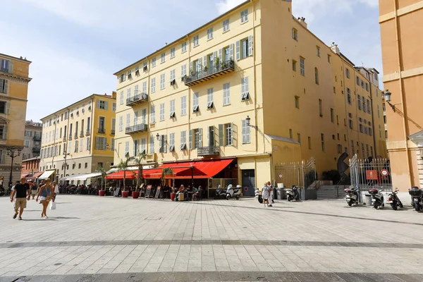 The sun illuminates tenement houses in Nice — Stock Photo, Image