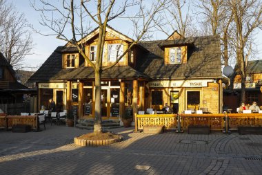 Güneşle aydınlatılmış ahşap bir bina 