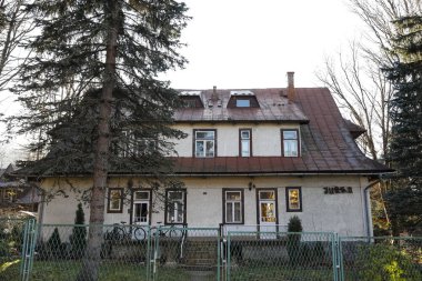 Eski villa metal levhalar ile kaplıdır