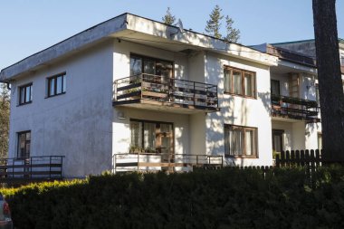 Konut bir sonbahar gününde görünür