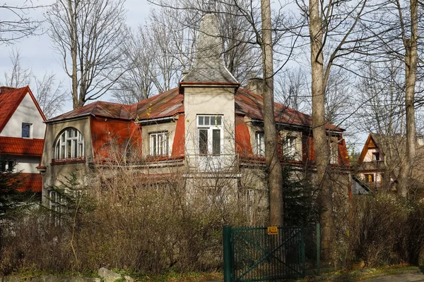 Una vecchia casa di famiglia in mattoni — Foto Stock