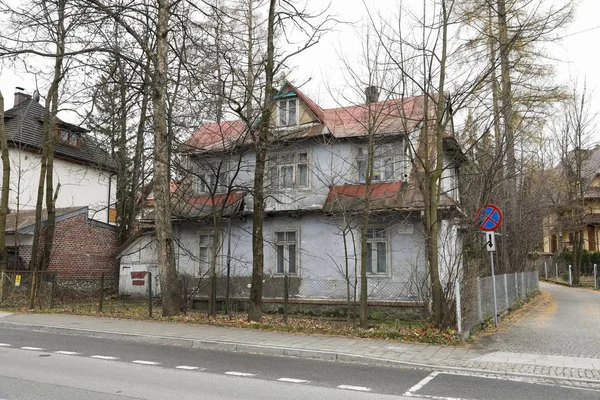 Een houten maar gepleisterd familie huis — Stockfoto