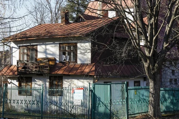 Un vieux bâtiment résidentiel — Photo