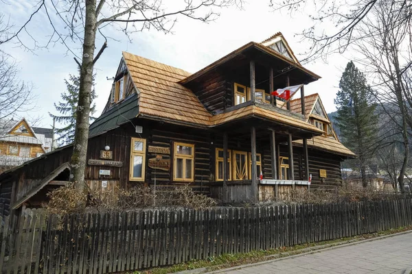 Hinter dem Holzzaun steht eine historische Villa — Stockfoto