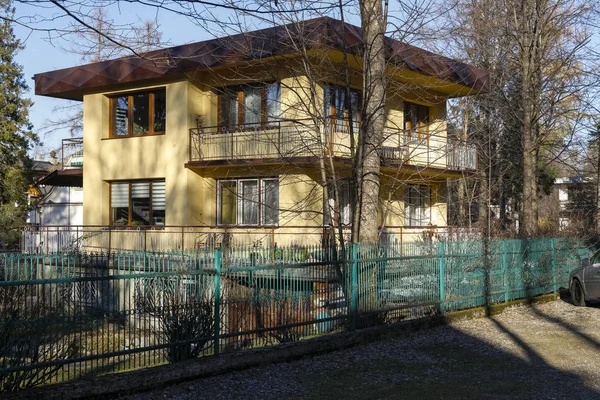 Tetto piano casa residenziale a Zakopane — Foto Stock