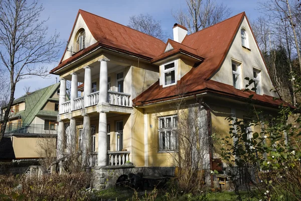 Maison familiale avec balcons et colonnes — Photo