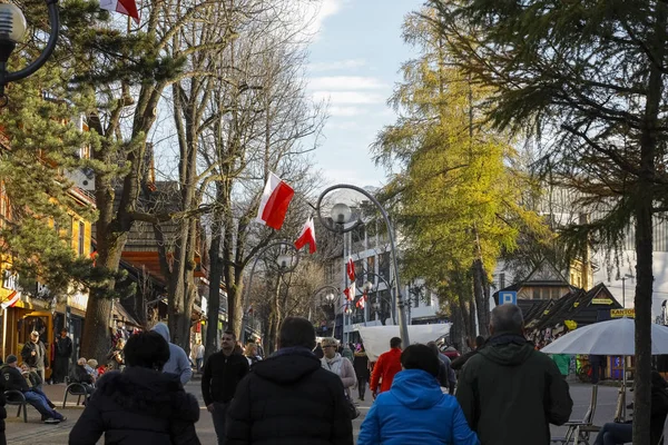 Řada turistů kráčí po Krupowki Street — Stock fotografie