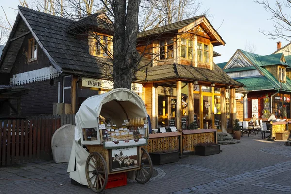 Mobile stall next to wooden building — Stock Photo, Image