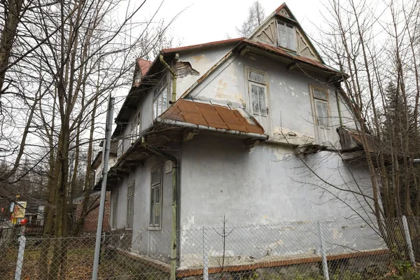 Oud en deels beschadigd huis — Stockfoto