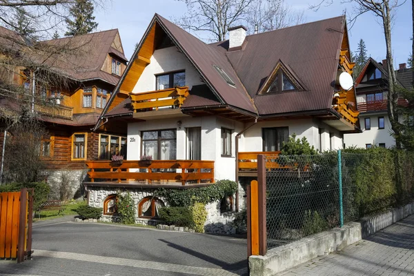 Жилой дом с несколькими балконами — стоковое фото
