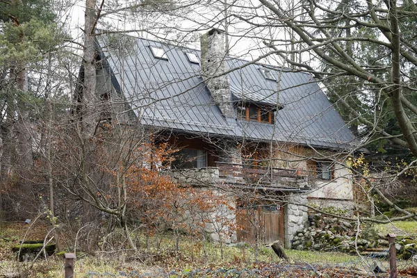 Wohnhaus und Satteldach — Stockfoto