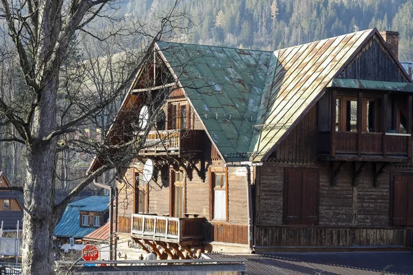 Dach drewnianego budynku pokrytego metalową blachą — Zdjęcie stockowe