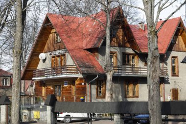 Zakopane dik çatılı bina