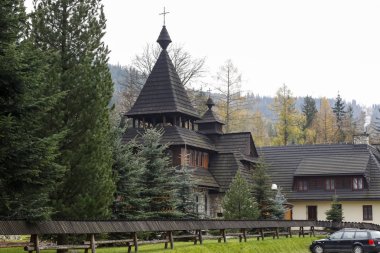 Ağaçlarla çevrili kilise