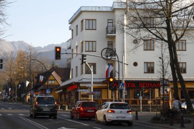 Tuğla bina kavşakta.