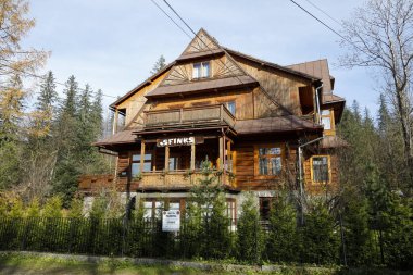 Ahşap kütüklerden yapılmış konut evi