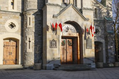 Kilisenin giriş kapısı