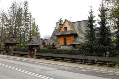 Konut binası ve zonalı çatısı