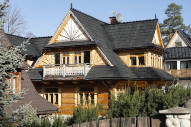 Yeni inşa edilen ahşap aile evi