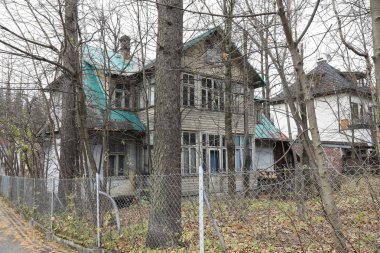 Bahçe tarafından görülen eski aile evi