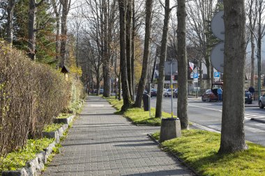 Kaldırımda hiç insan yok.