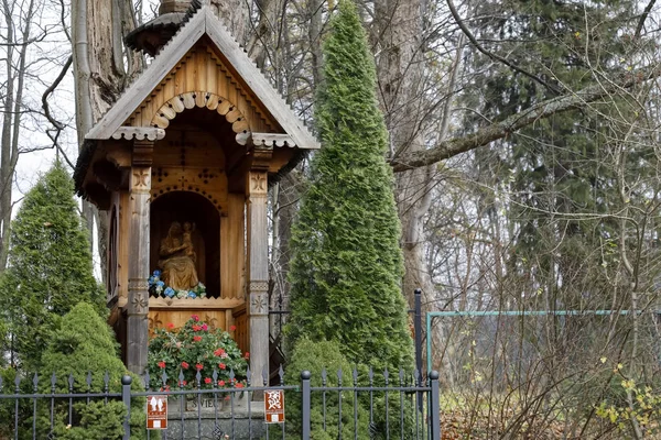 Small wooden historical shrine in Zakopane — Stock Photo, Image