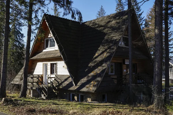 Telhados íngremes com telhas de madeira — Fotografia de Stock