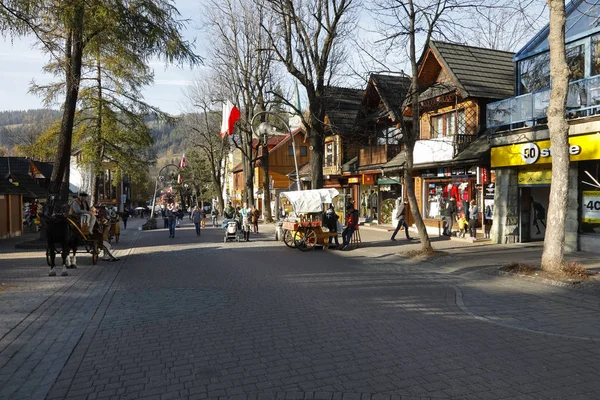 The life of Zakopane is observed on the street — Stock Photo, Image