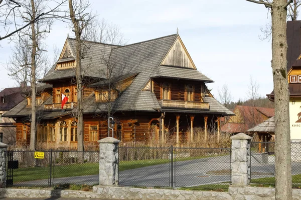 Het houten huis met een kiezel dak — Stockfoto