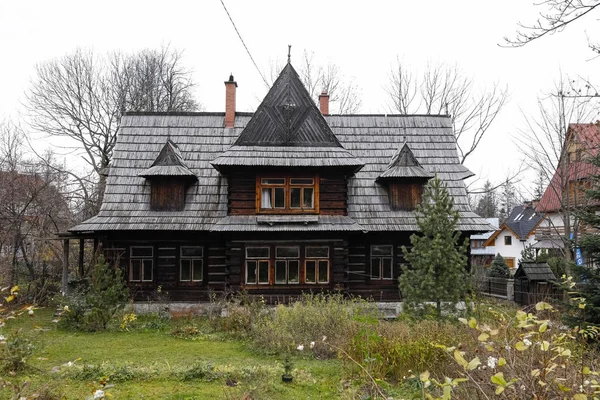 Drewniany dom rodzinny z dachem dachowym — Zdjęcie stockowe