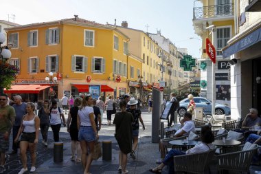 Birçok kişi sokakta yürümek