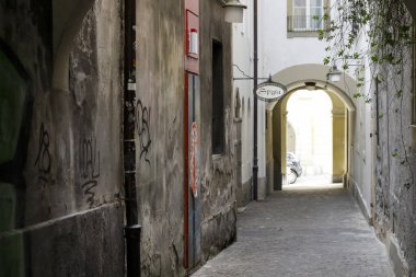 İki sokak arasındaki dar geçit