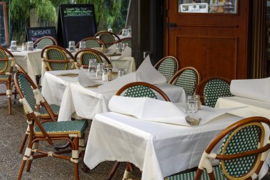 Açık hava restoranı ve sandalyeleri ve masaları