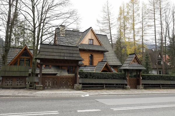 Derrière la clôture il y a un bâtiment résidentiel — Photo