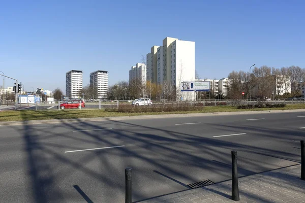 Detrás de la calle hay un barrio residencial — Foto de Stock