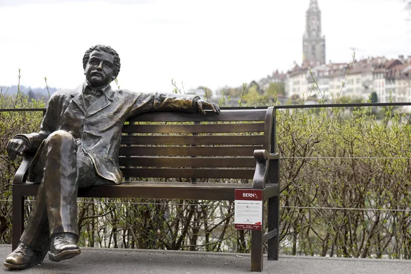 Statue en bronze pour un scientifique célèbre — Photo